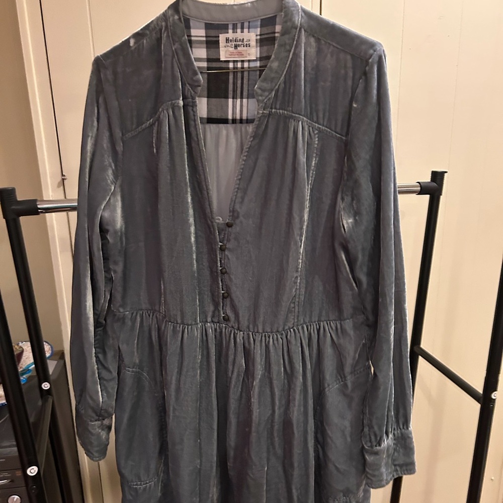 Velvet dress, v neck. Long sleeve
